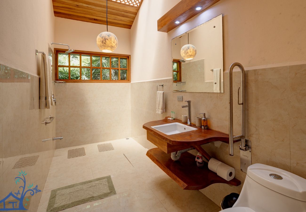 Villa en Cocles - Villa Rojiza: Luxury home con A/C, FibOp y piscina - Adults Only