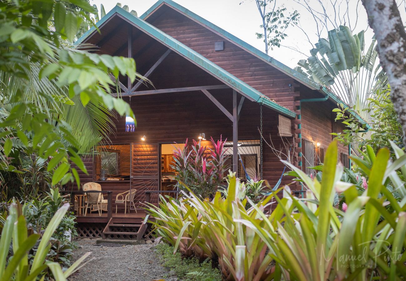 Casa en Puerto Viejo - Casa Ylang Chalet Tropical con FibraOp