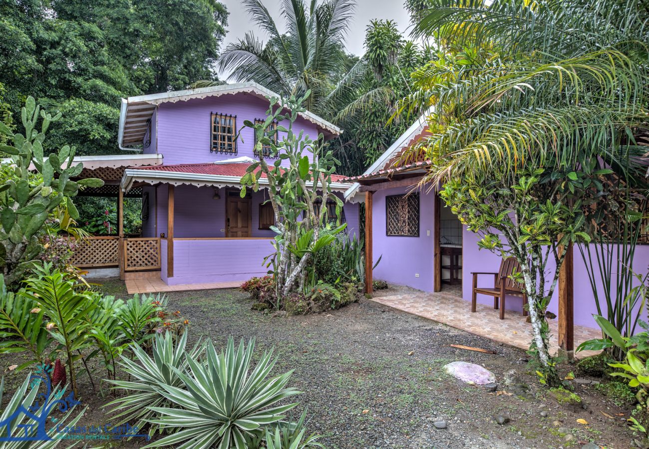 Casa en Punta Uva - Casa Violeta frente a Playa Arrecife!