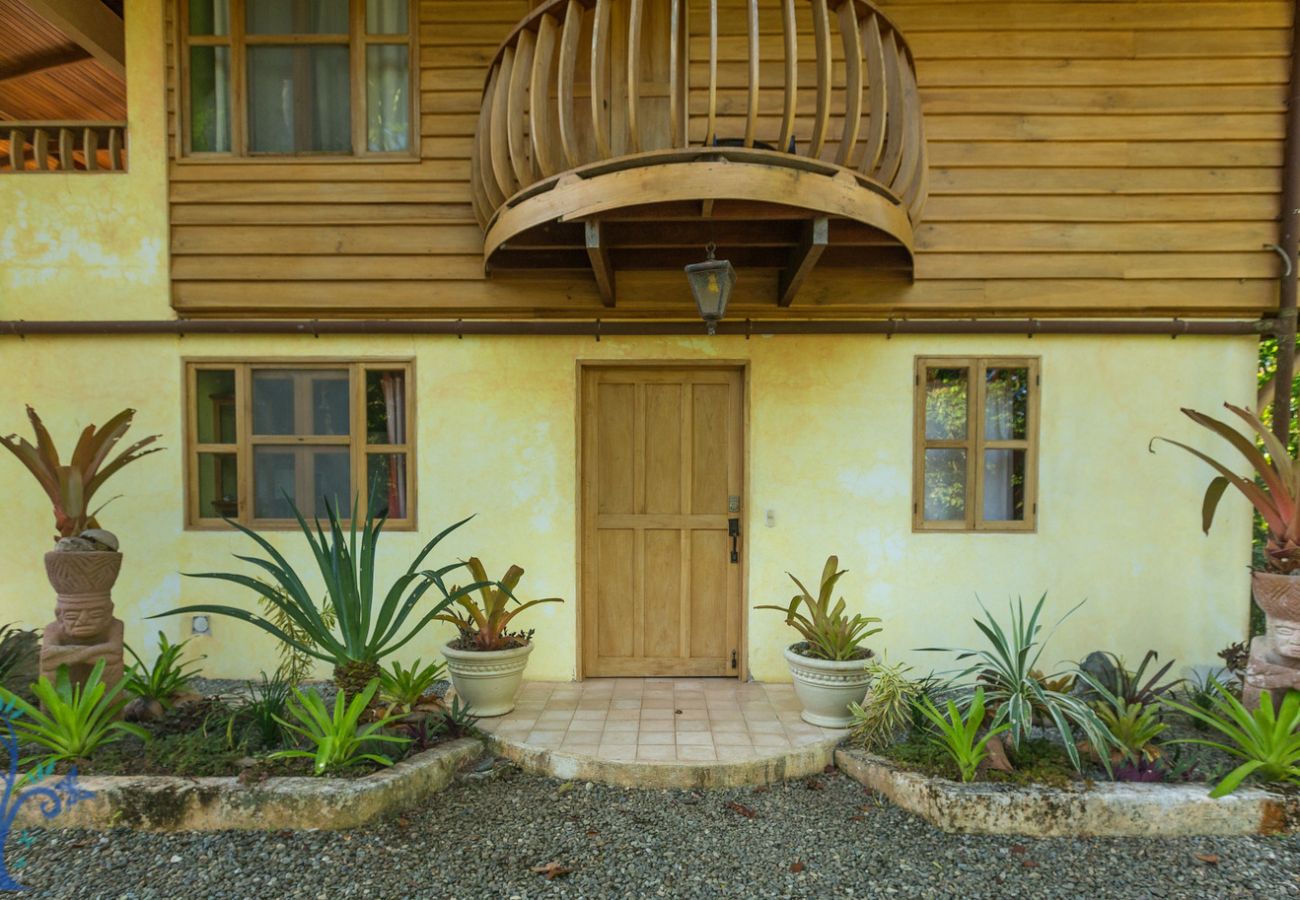 Casa en Playa Chiquita -  Canopy Pool House con FibraOp y Vistas Naturales (4X4 necesario)