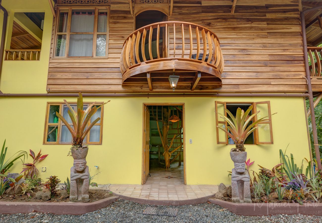 Casa en Playa Chiquita -  Canopy Pool House con FibraOp y Vistas Naturales (4X4 necesario)