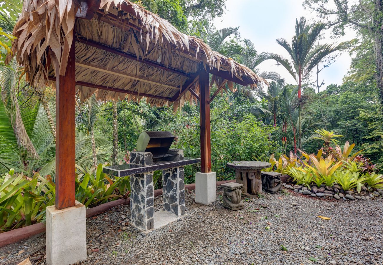 Casa en Playa Chiquita -  Canopy Pool House con FibraOp y Vistas Naturales (4X4 necesario)