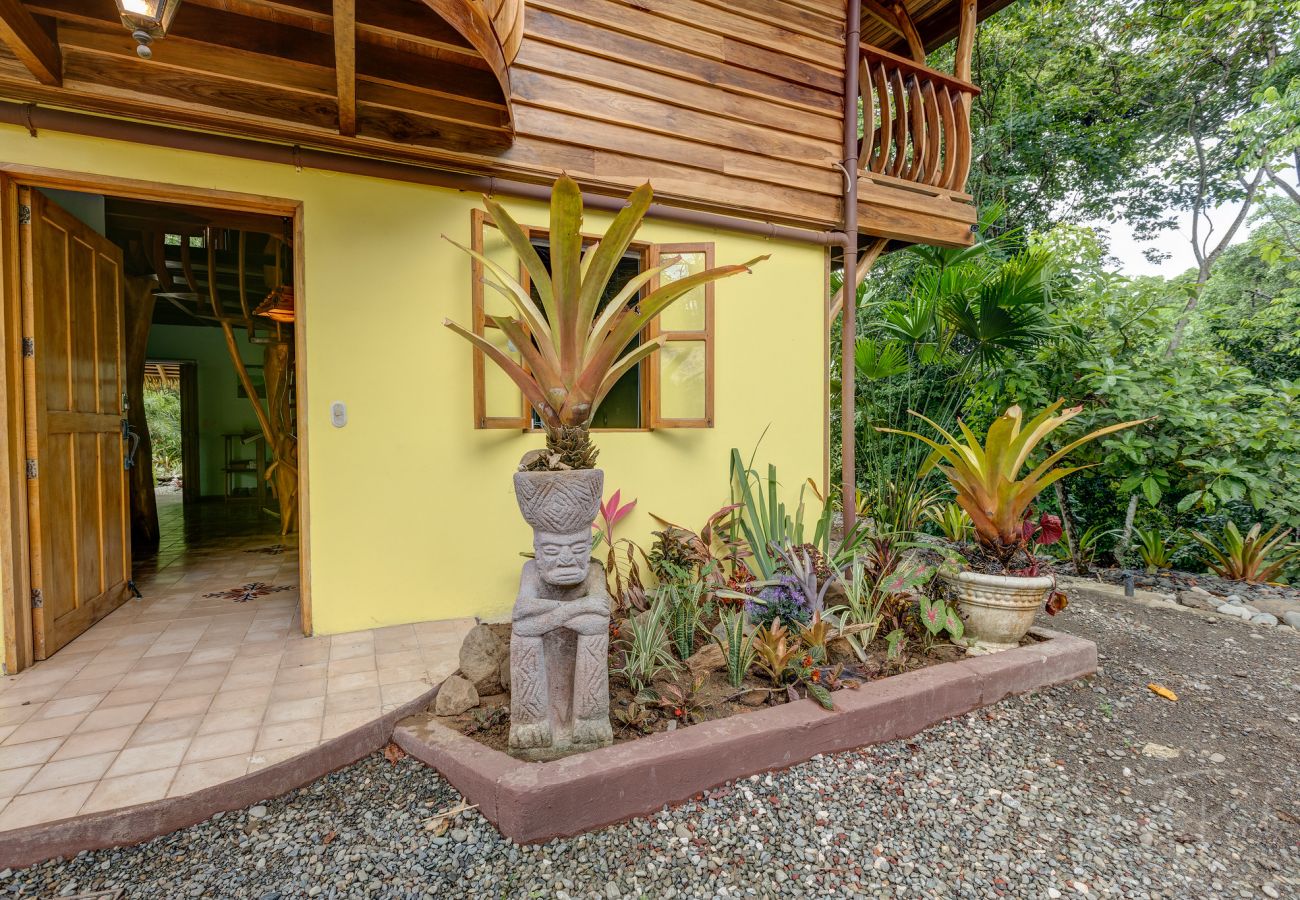 Casa en Playa Chiquita -  Canopy Pool House con FibraOp y Vistas Naturales (4X4 necesario)