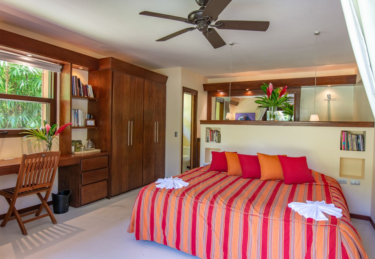 Villa en Playa Chiquita - Luxury Beachfront Villa Miagoa with AC And POOL