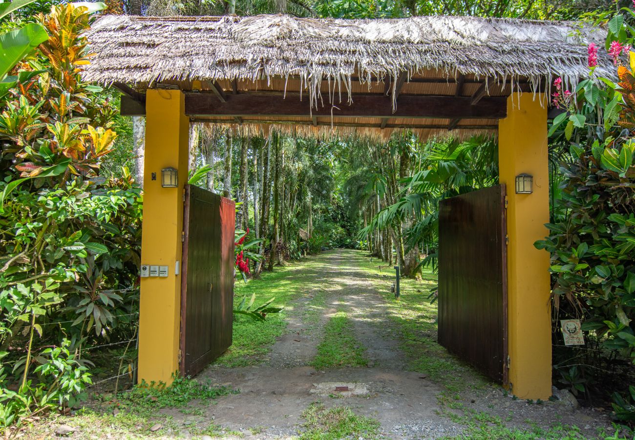 Villa en Playa Chiquita - Luxury Beachfront Villa Miagoa with AC And POOL