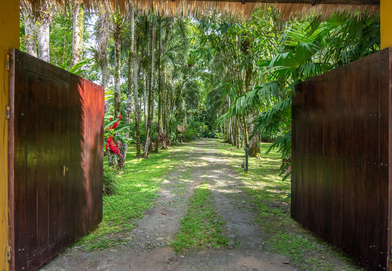 Villa en Playa Chiquita - Luxury Beachfront Villa Miagoa with AC And POOL