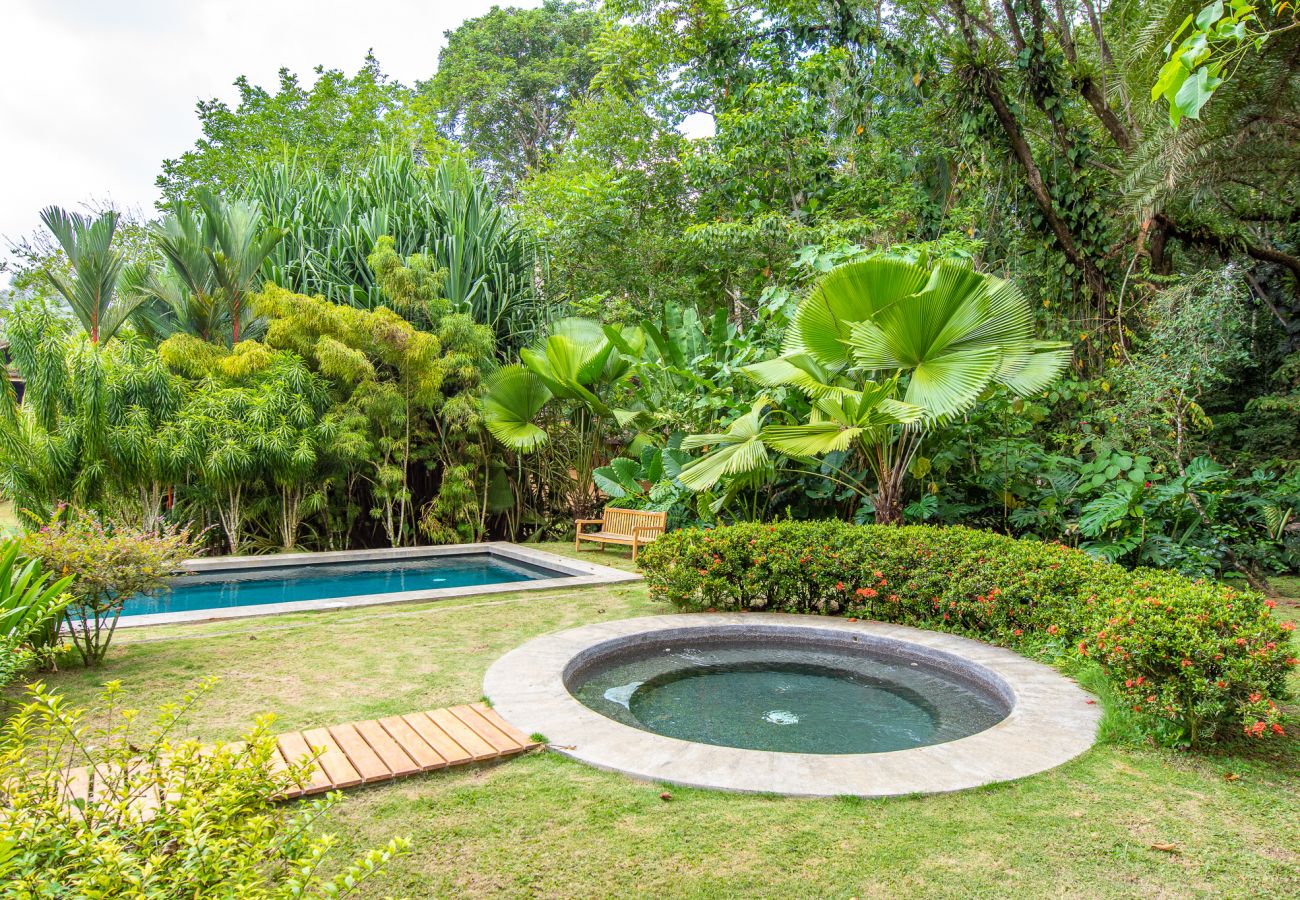 Villa en Playa Chiquita - Luxury Beachfront Villa Miagoa with AC And POOL