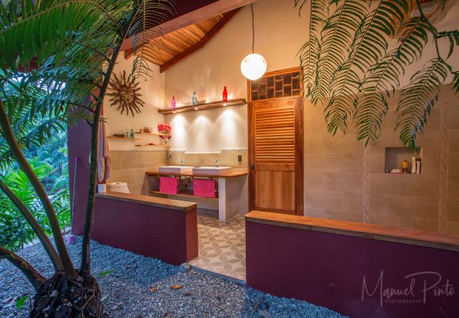 Villa en Punta Uva - Big Tree Wildlife Refuge Retreat Center con Piscina Villa en Punta Uva - Big Tree Wildlife Refuge Retreat Center con Piscina