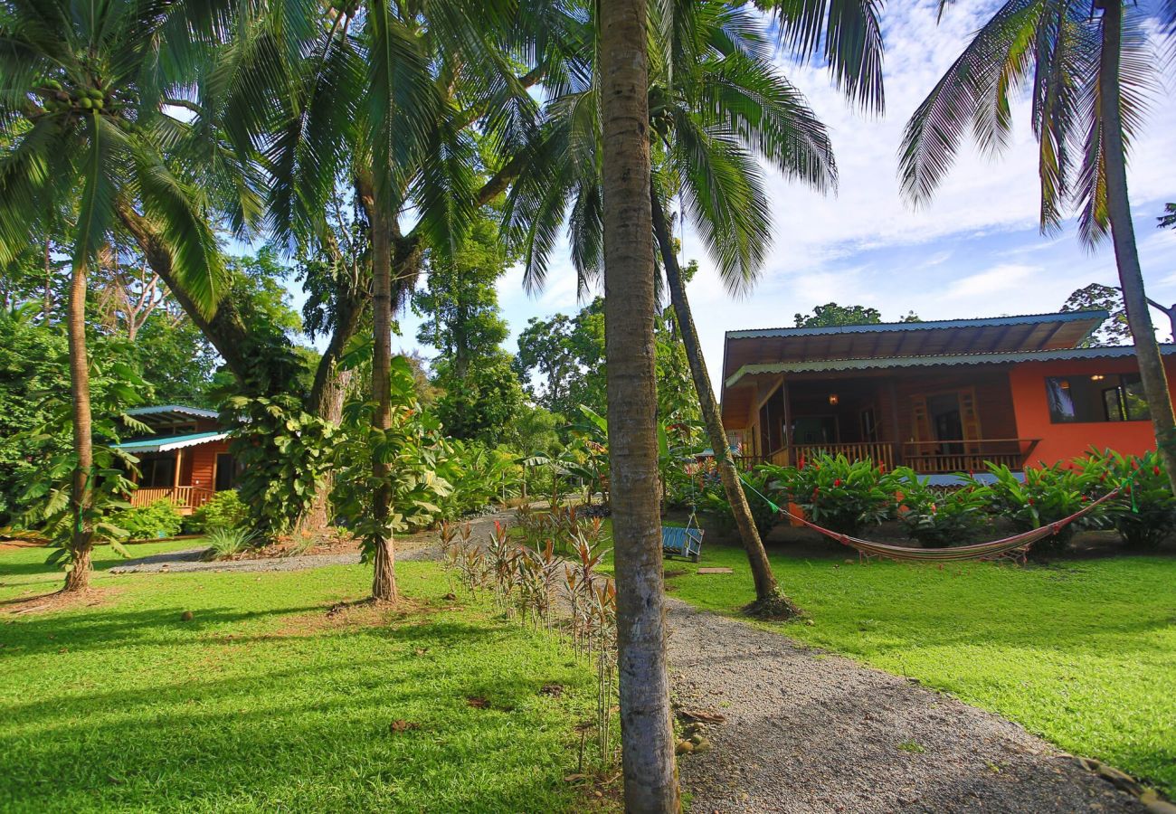 Casa en Puerto Viejo - Villa Seabreeze con Aire, Piscina y FRENTE al Mar!