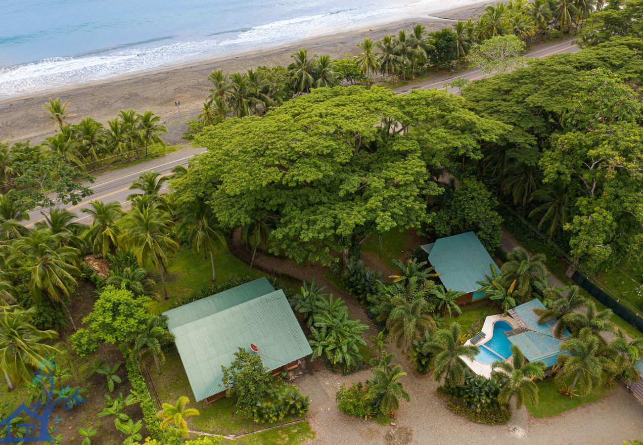 Casa en Puerto Viejo - Villa Seabreeze con Aire, Piscina y FRENTE al Mar!