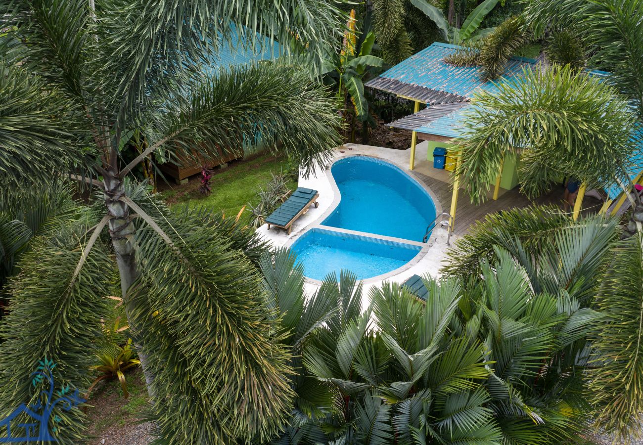 Casa en Puerto Viejo - Villa Seabreeze con Aire, Piscina y FRENTE al Mar!