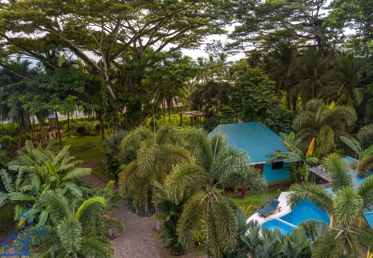 Casa en Puerto Viejo - Villa Seabreeze con Aire, Piscina y FRENTE al Mar!