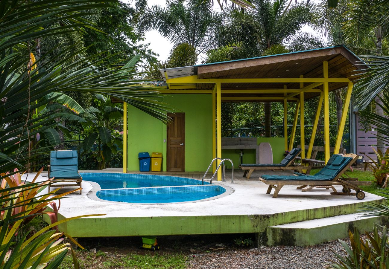 Casa en Puerto Viejo - Villa Seabreeze con Aire, Piscina y FRENTE al Mar!