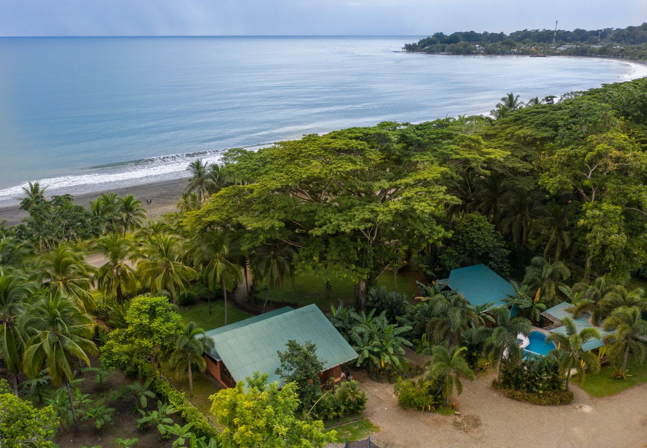 Casa en Puerto Viejo - Villa Seabreeze con Aire, Piscina y FRENTE al Mar!
