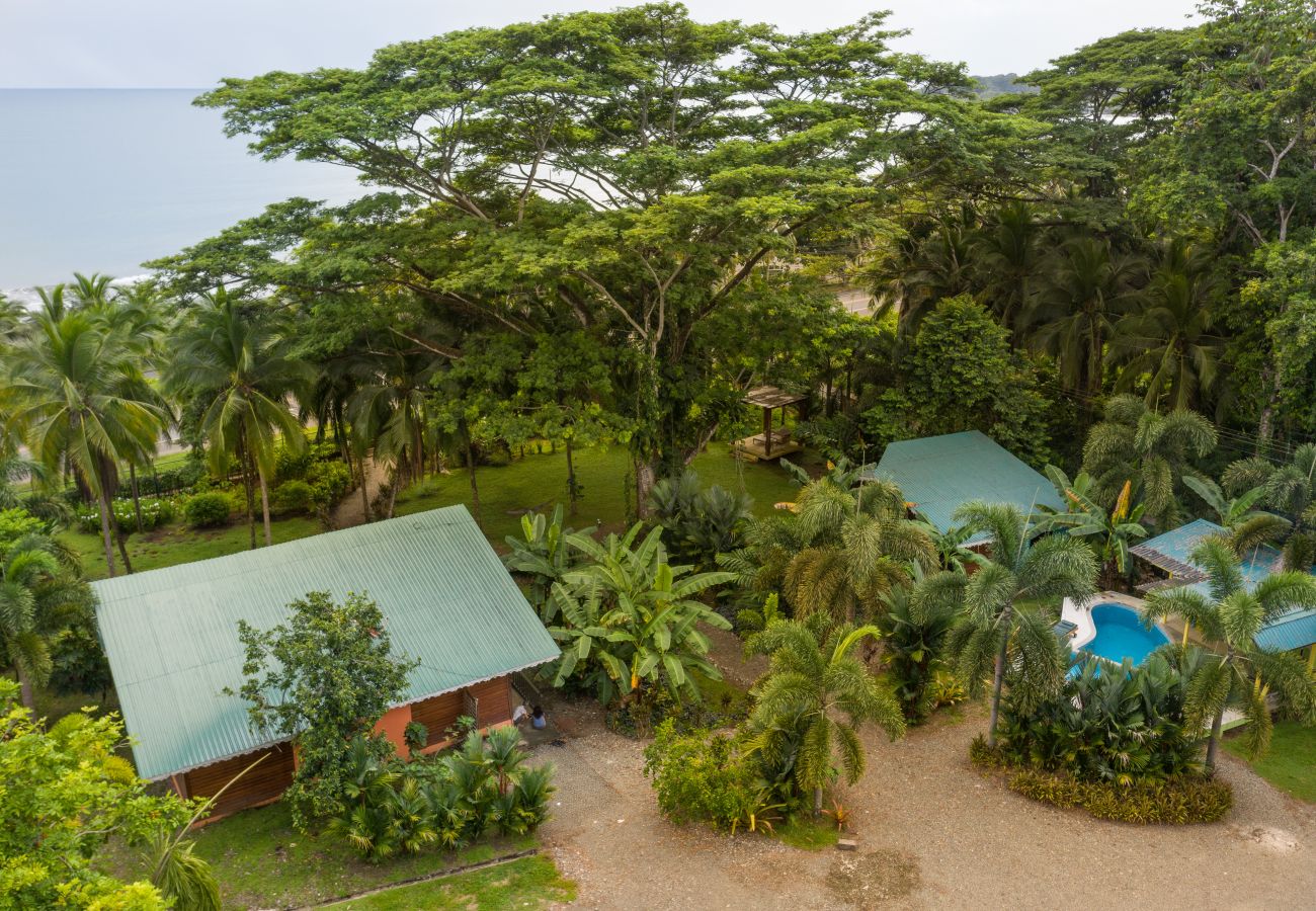 Casa en Puerto Viejo - Villa Seabreeze con Aire, Piscina y FRENTE al Mar!