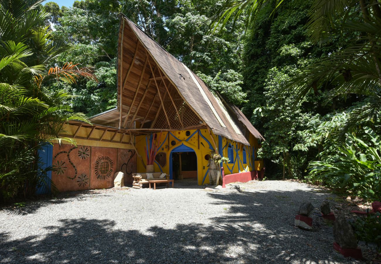 Casa en Playa Chiquita - The Crystal House at Tree House Lodge