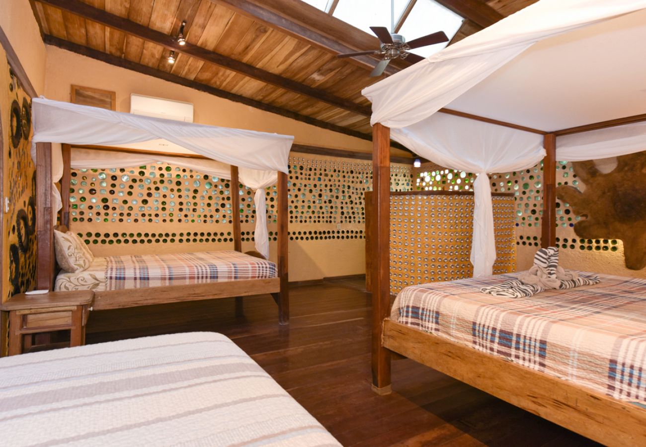 Casa en Playa Chiquita - The Crystal House at Tree House Lodge