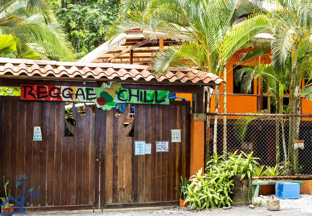 Apartamento en Cocles - Beachfront Reggae Chill Surf Spot con AC y FibraOpt