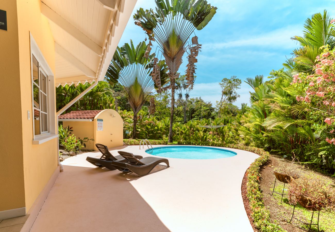 Villa en Cocles - Lomas del Caribe con Piscina Privada & AC