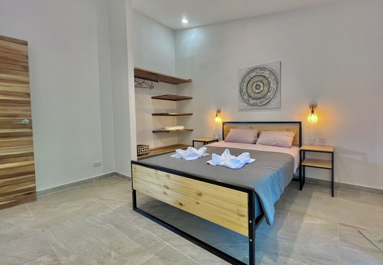 Casa en Puerto Viejo - Playa Negra Pool House con AC & FiberOpt