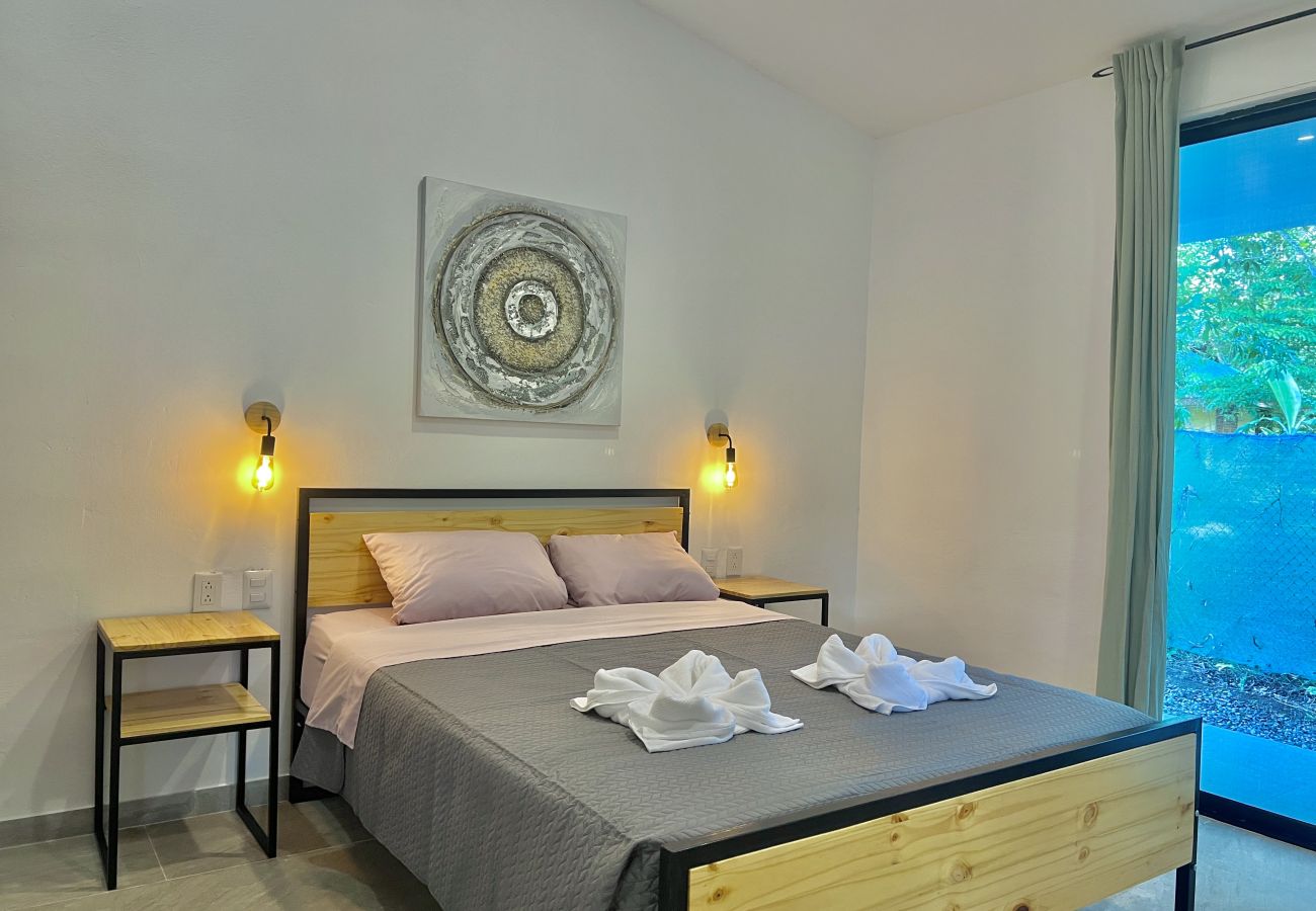 Casa en Puerto Viejo - Playa Negra Pool House con AC & FiberOpt