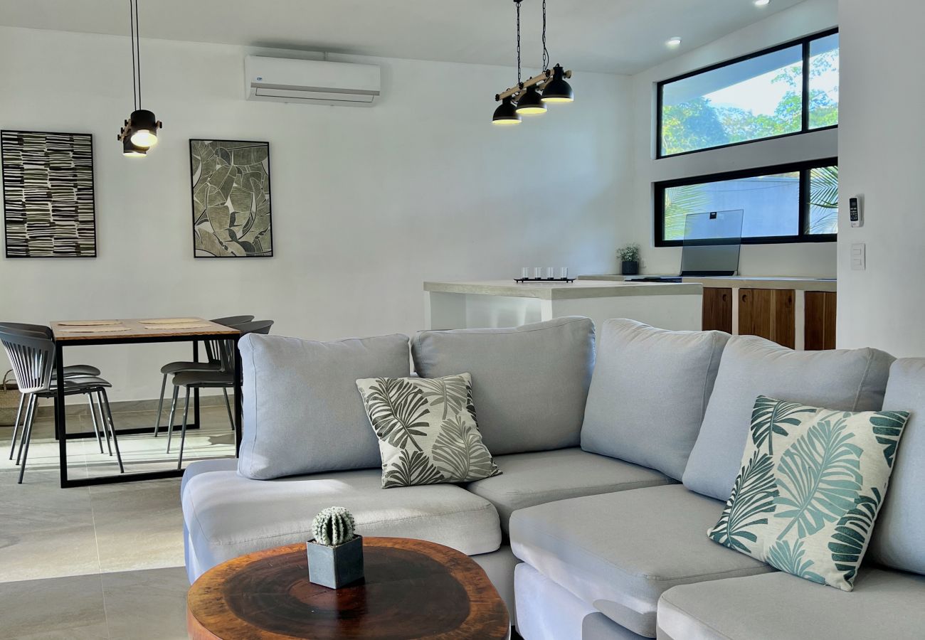 Casa en Puerto Viejo - Playa Negra Pool House con AC & FiberOpt