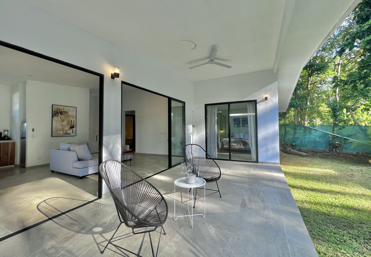 Casa en Puerto Viejo - Playa Negra Pool House con AC & FiberOpt