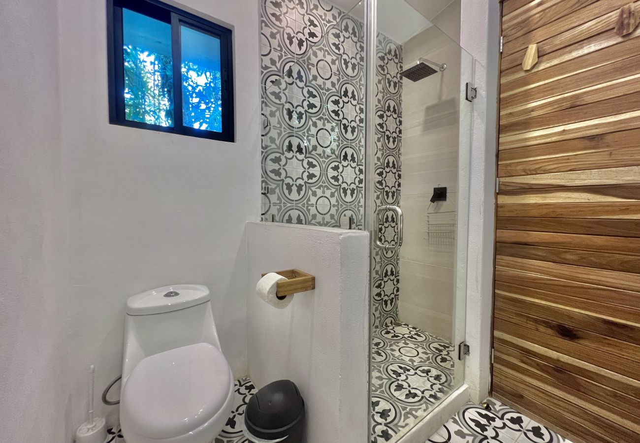 Casa en Puerto Viejo - Playa Negra Pool House con AC & FiberOpt