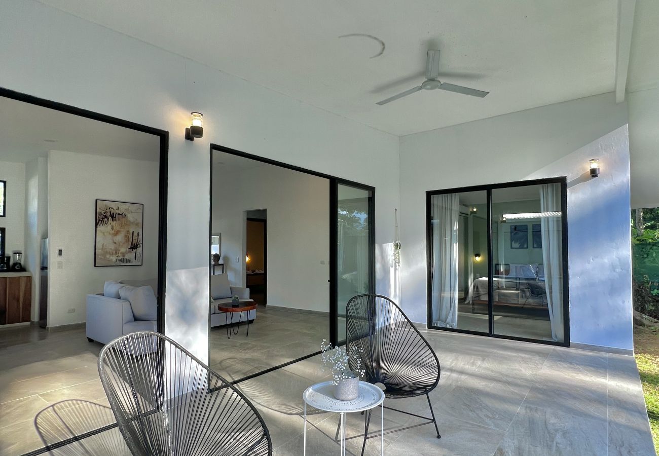 Casa en Puerto Viejo - Playa Negra Pool House con AC & FiberOpt
