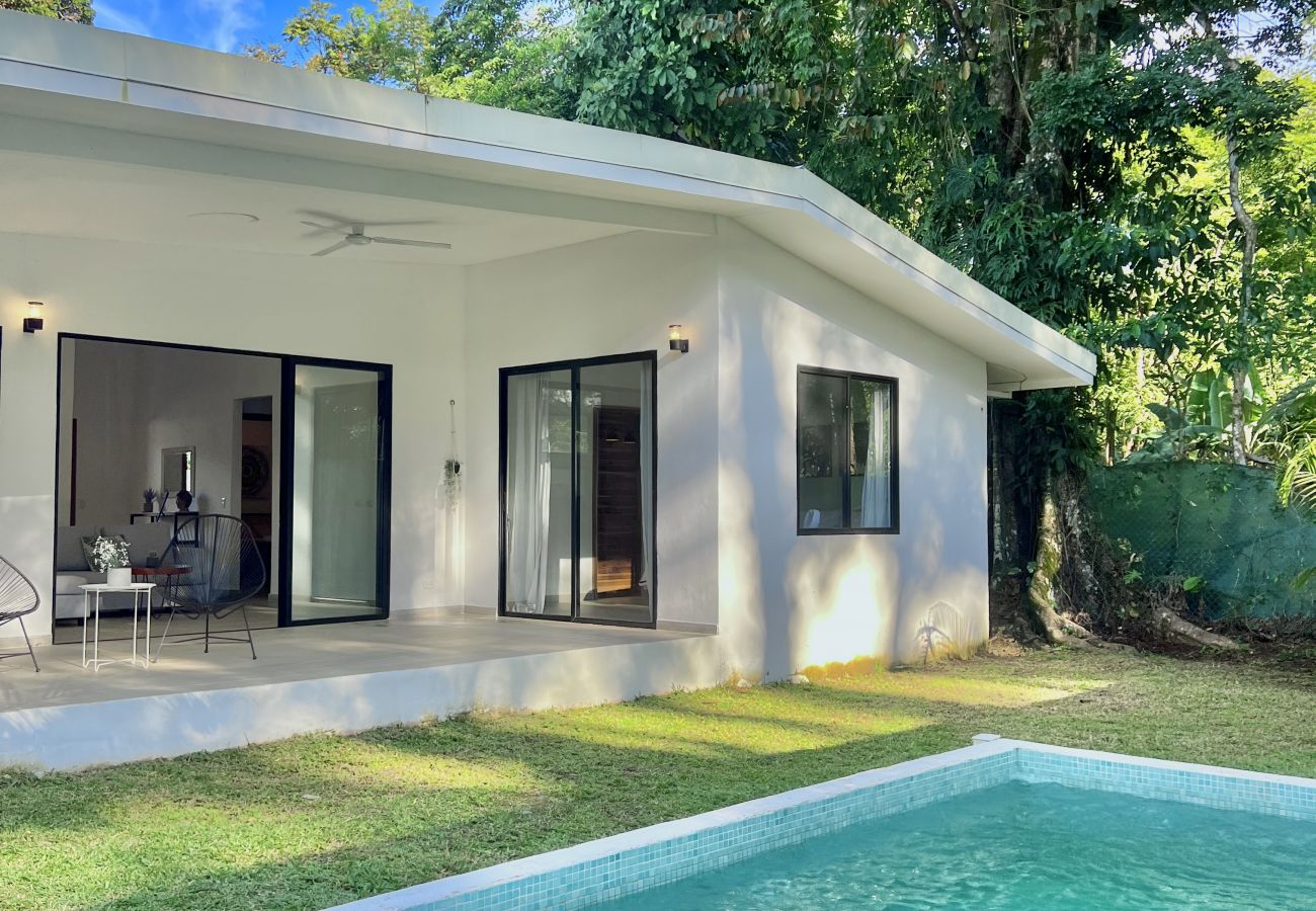 Casa en Puerto Viejo - Playa Negra Pool House con AC & FiberOpt