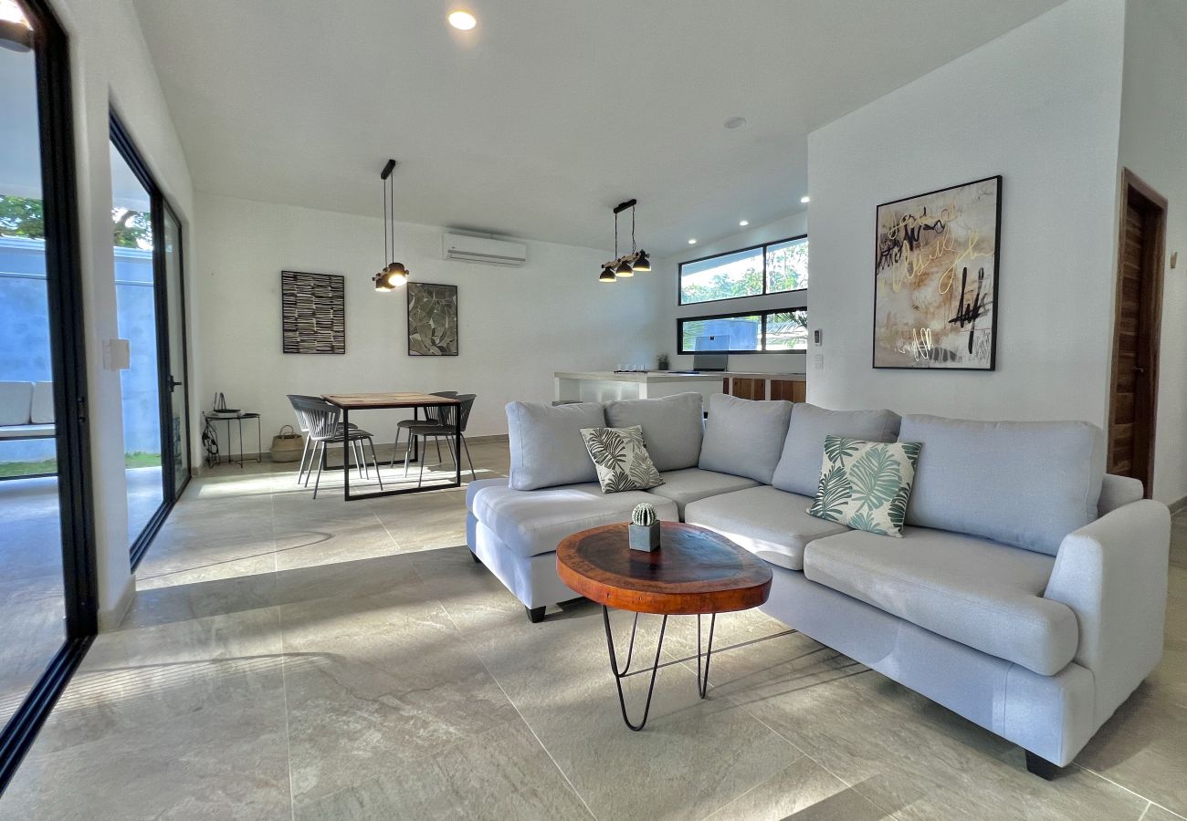 Casa en Puerto Viejo - Playa Negra Pool House con AC & FiberOpt