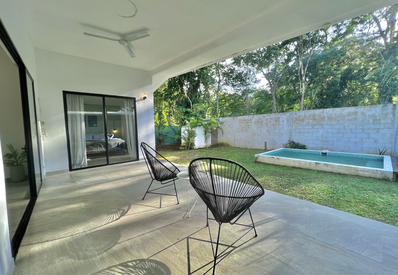 Casa en Puerto Viejo - Playa Negra Pool House con AC & FiberOpt