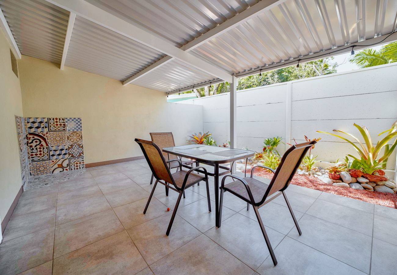 Apartamento en Playa Chiquita - Casita Abaloni en Arena Blanca con AC y FibraOpt