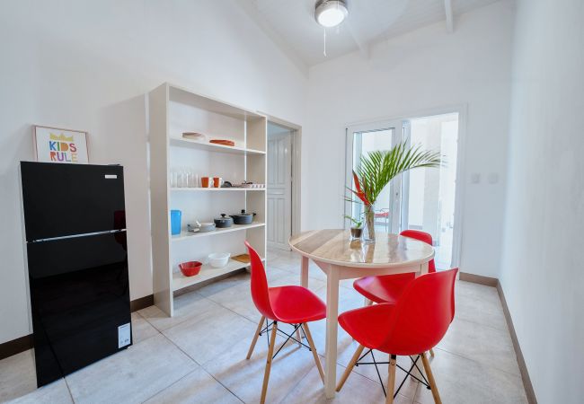 Apartamento en Playa Chiquita - Casita Cadilla en Arena Blanca con AC y FibraOpt