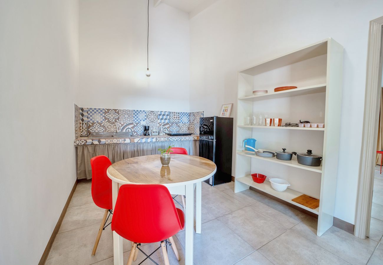 Apartamento en Playa Chiquita - Casita Charonia en Arena Blanca con AC y FibraOpt