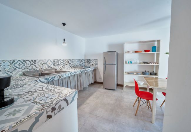 Apartamento en Playa Chiquita - Casita Ciprea en Arena Blanca con AC y FibraOpt