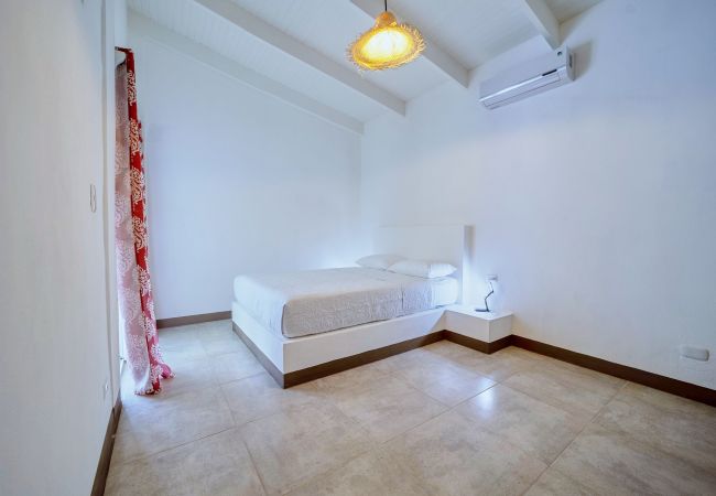 Apartamento en Playa Chiquita - Casita Ensis en Arena Blanca con AC y FibraOpt