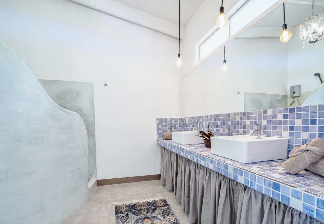 Apartamento en Playa Chiquita - Casita Ensis en Arena Blanca con AC y FibraOpt