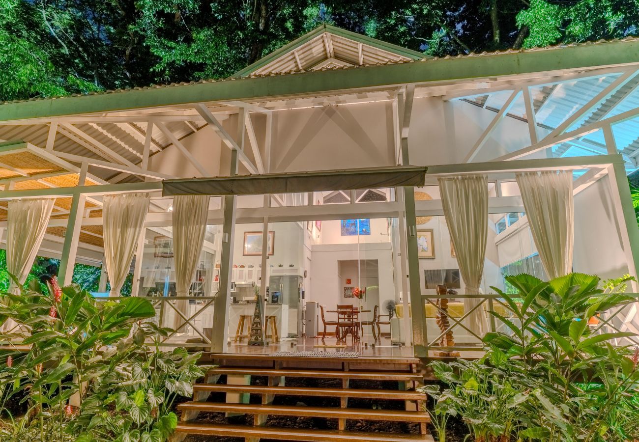 Casa en Puerto Viejo - Residencia Casa Blanca Beachfront Paradise