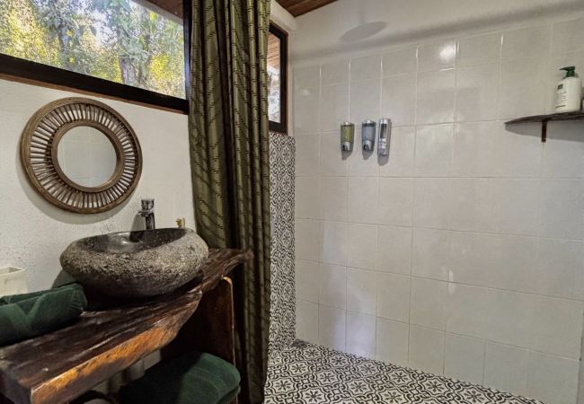 Bungalow en Puerto Viejo - Ola Jungla • 3 min de la playa/centro! AC, TV, WiFi rápido Bungalow en Puerto Viejo - Ola Jungla • 3 min de la playa/centro! AC, TV, WiFi rápido