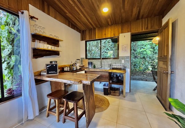 Bungalow en Puerto Viejo - Ola Jungla • 3 min de la playa/centro! AC, TV, WiFi rápido Bungalow en Puerto Viejo - Ola Jungla • 3 min de la playa/centro! AC, TV, WiFi rápido