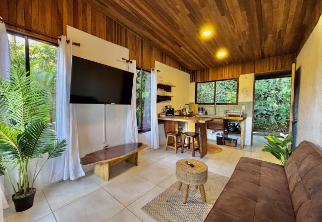 Bungalow en Puerto Viejo - Ola Jungla • 3 min de la playa/centro! AC, TV, WiFi rápido Bungalow en Puerto Viejo - Ola Jungla • 3 min de la playa/centro! AC, TV, WiFi rápido