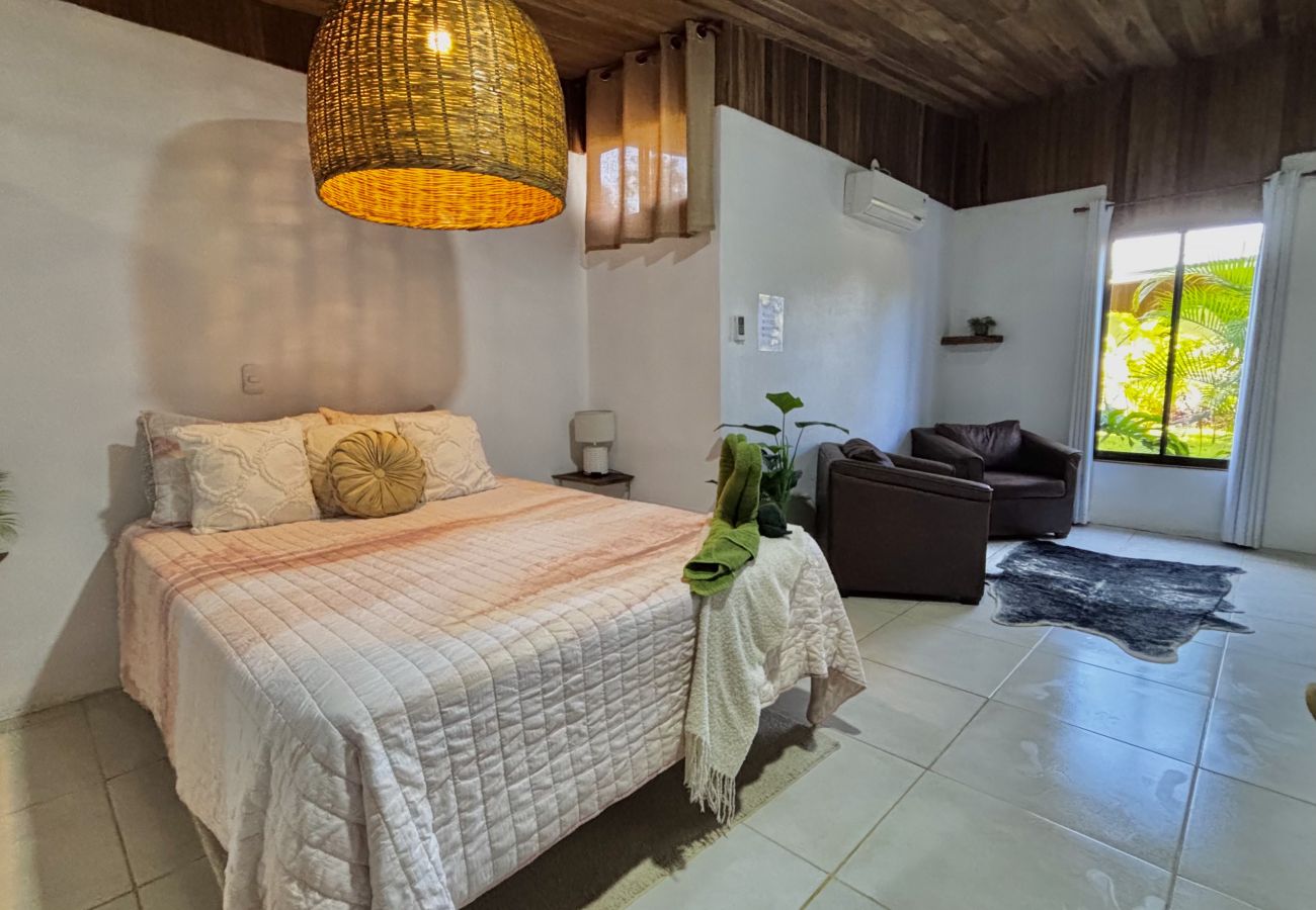 Bungalow en Puerto Viejo - Ola Jungla • 3 min de la playa/centro! AC, TV, WiFi rápido