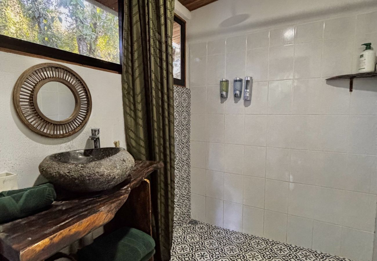 Bungalow en Puerto Viejo - Ola Jungla • 3 min de la playa/centro! AC, TV, WiFi rápido