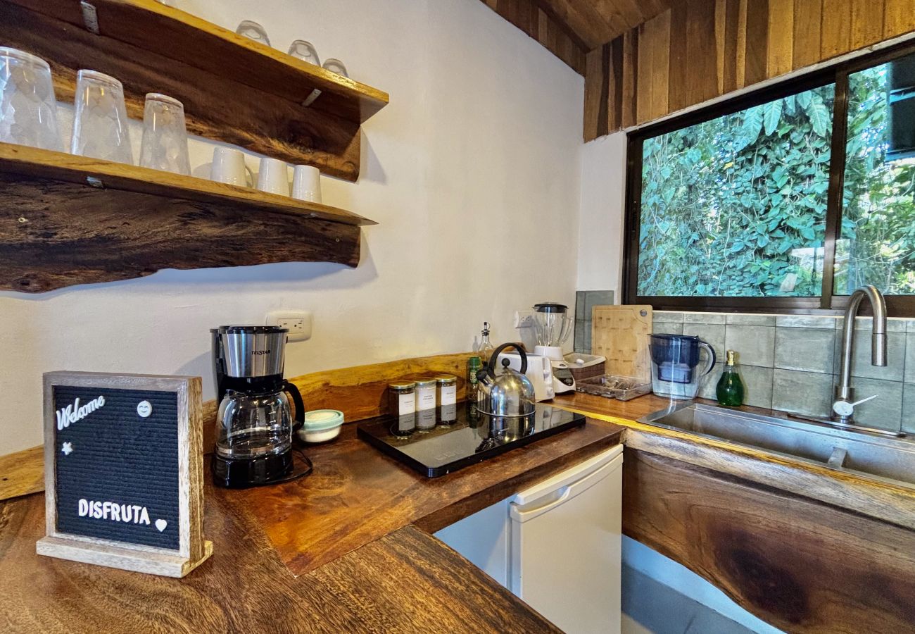 Bungalow en Puerto Viejo - Ola Jungla • 3 min de la playa/centro! AC, TV, WiFi rápido