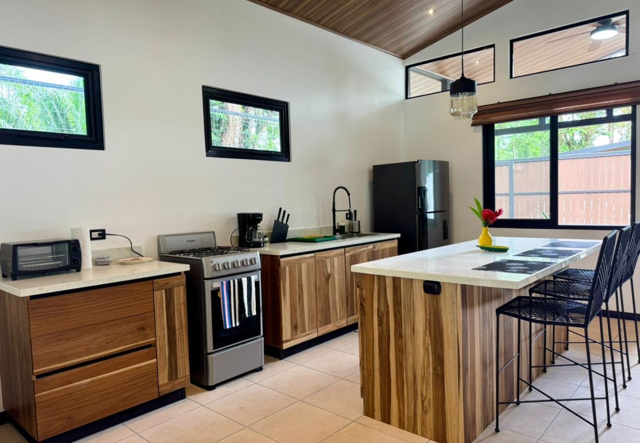 Casa en Puerto Viejo - Jungle Home AC + Fiber WiFi Walk to Playa Negra