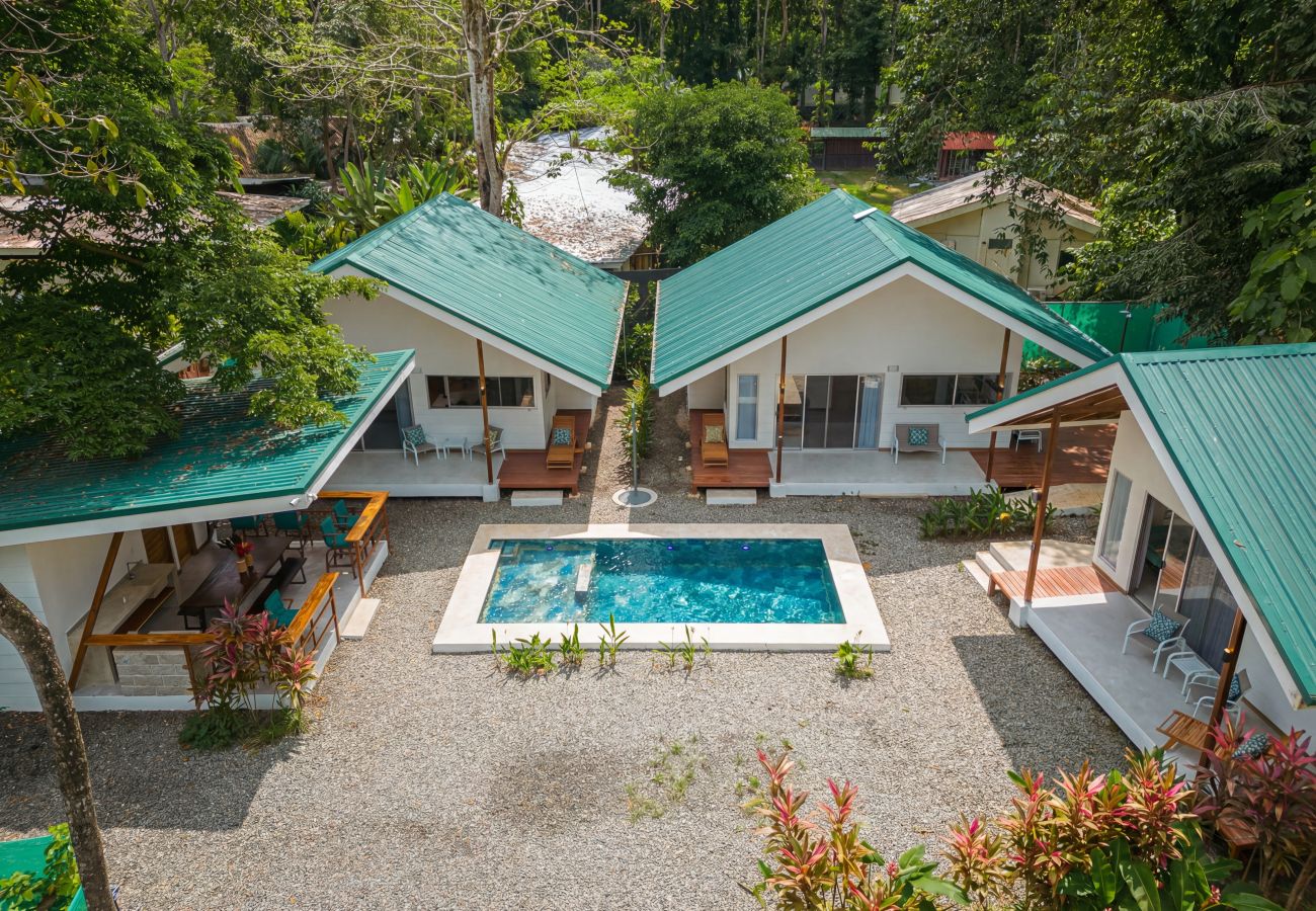 Villa en Puerto Viejo - Jungle Villa Pool + Starlink + BBQ