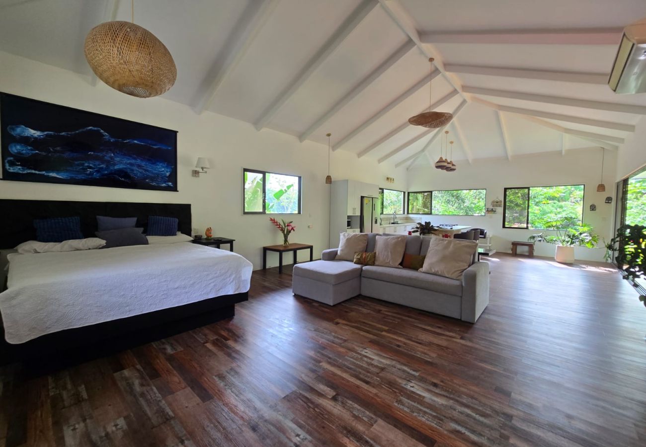 Casa en Puerto Viejo - Tropical Hideaway Studio | Private Pool & Jacuzzi