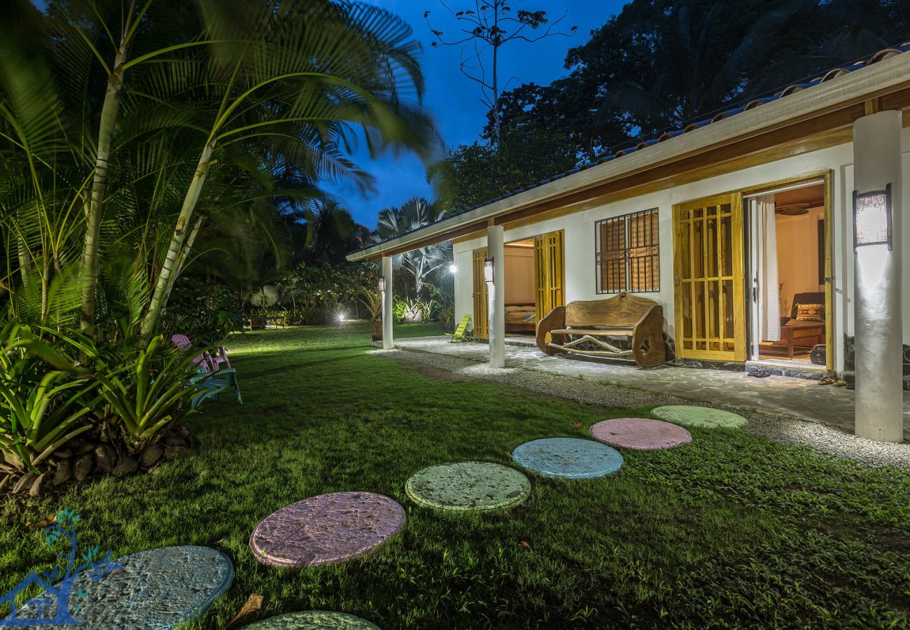 Maison à Punta Uva - Our BEACHFRONT Bungalow in Punta Uva & FiberOp
