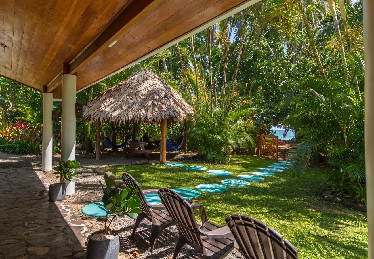 Maison à Punta Uva - Our Bungalow Punta Uva • 3BR Beachfront with A/C 